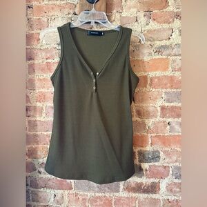 Green Fitted Sleeveless Buttoned Tank Top